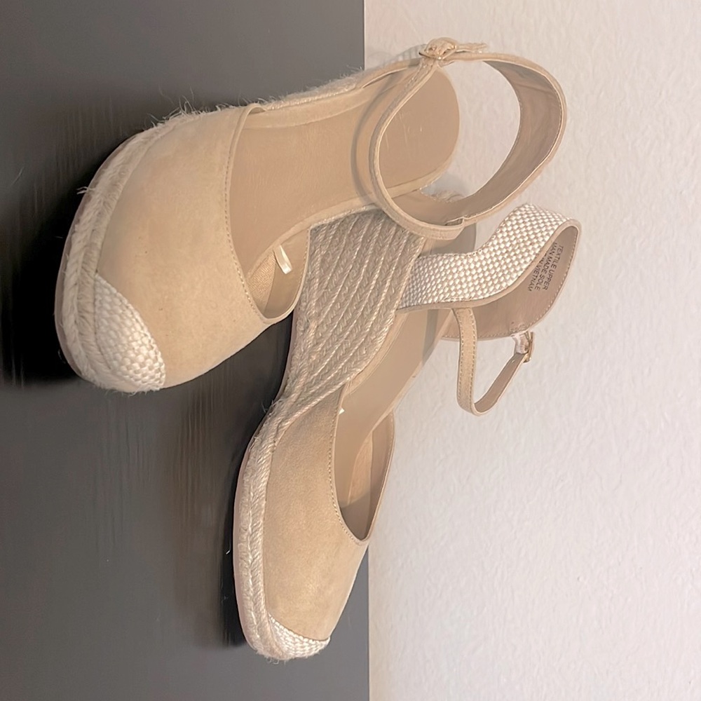 Loft - Woman’s Platform Wedge Sandal. Size 8.